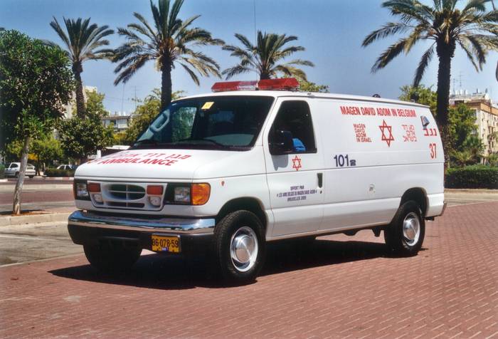 L’ambulance offerte par les « Amis Belges » en 2005 photo ambulance 2005