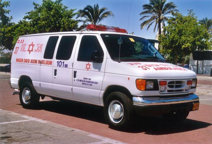 L’ambulance offerte par les « Amis Belges » en 2005 photo ambulance 2005