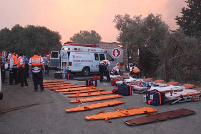 Ambulance, secouristes, brancards et matériel médical déployés lors de l’incendie de forêt du Carmel. Photo incendie Carmel - décembre 2010