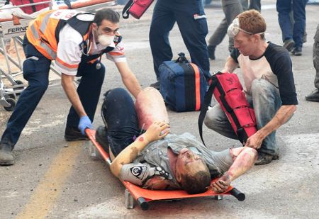 Évacuation d’un brûlé lors de l’incendie de forêt du Carmel. Photo incendie Carmel - décembre 2010