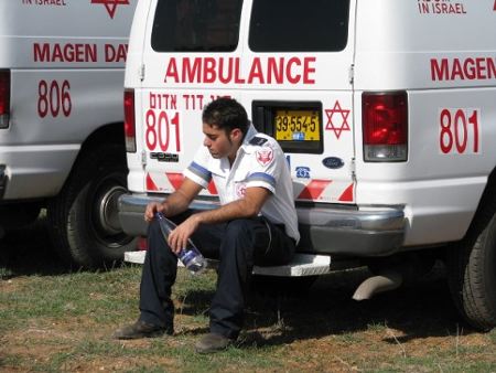 Dudu Kozmos, ambulancier du MDA. Photo incendie Carmel - décembre 2010