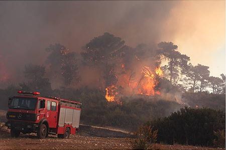 Autopompe déployée lors de l’incendie de forêt du Carmel. Photo incendie Carmel - décembre 2010