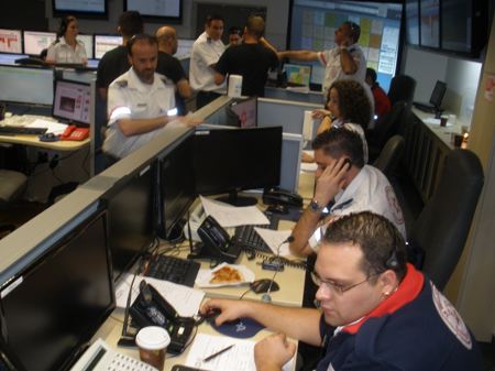 Cellule d’un call-center du Magen David Adom Israël. Photo incendie Carmel - décembre 2010