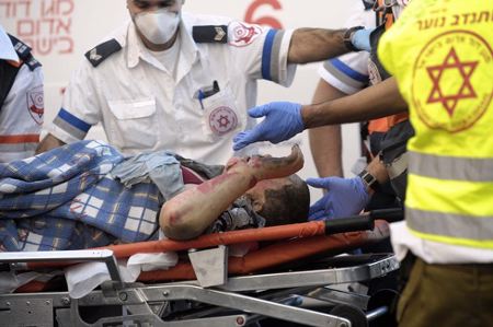 Évacuation d’un brûlé lors de l’incendie de forêt du Carmel Photo incendie Carmel - décembre 2010