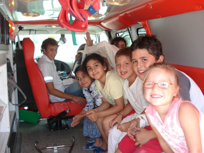 photo enfants projet Yochai Porat - ambulance